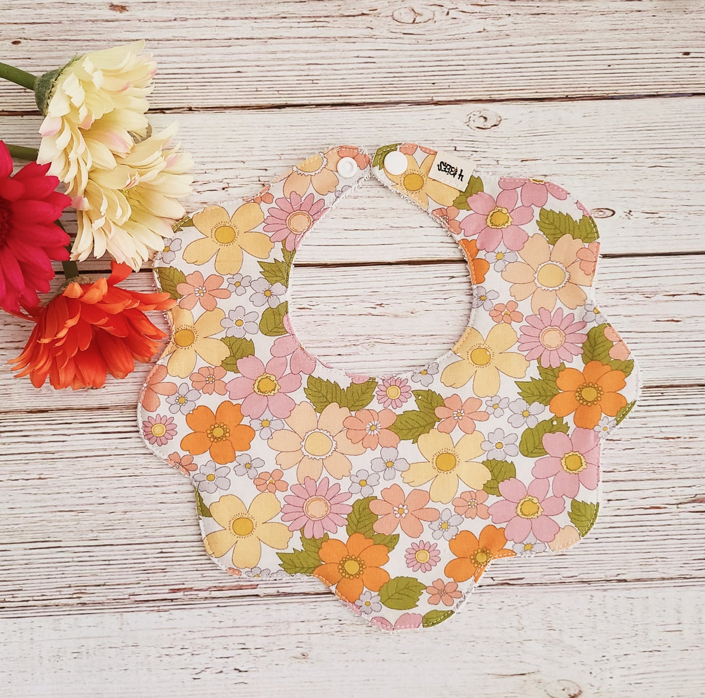 Baby Bibs: Retro Flowers